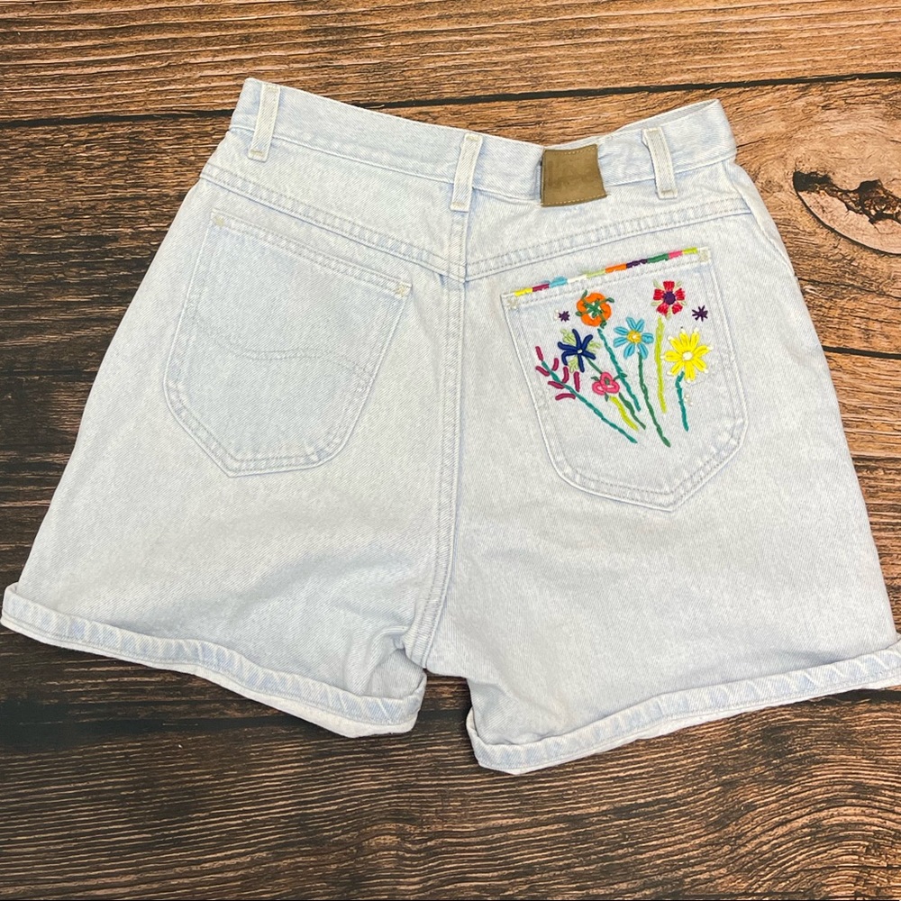 Womens Lee jean shorts vintage with flowers Size 12 med